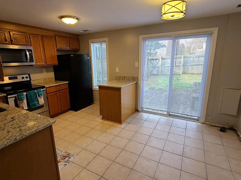 10724 Lester St — Photo 12