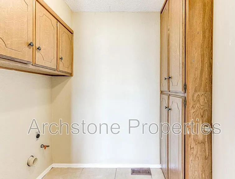 6605 Lyrewood Ln — Photo 11