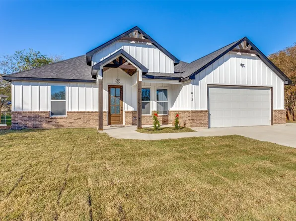 613 Hallvale Dr, White Settlement, TX 76108