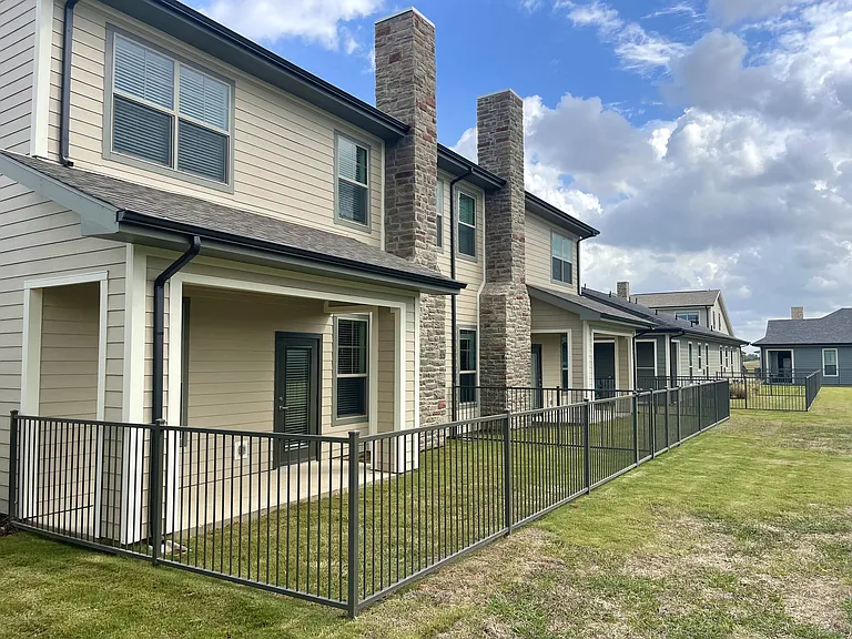 Home at Waller — Photo 9