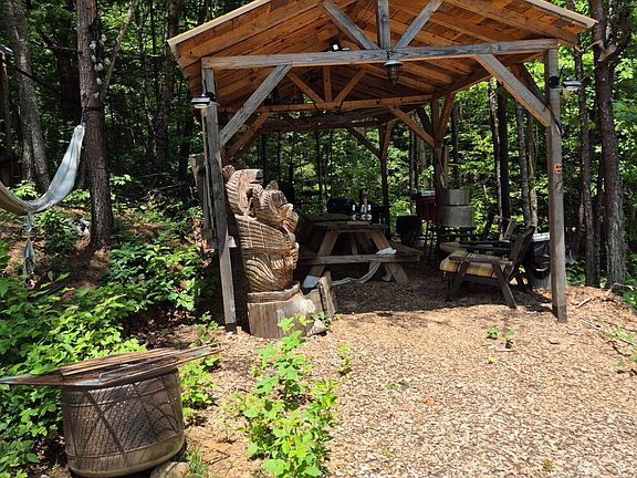 2nd image of 500 Cooper Hollow Rd
