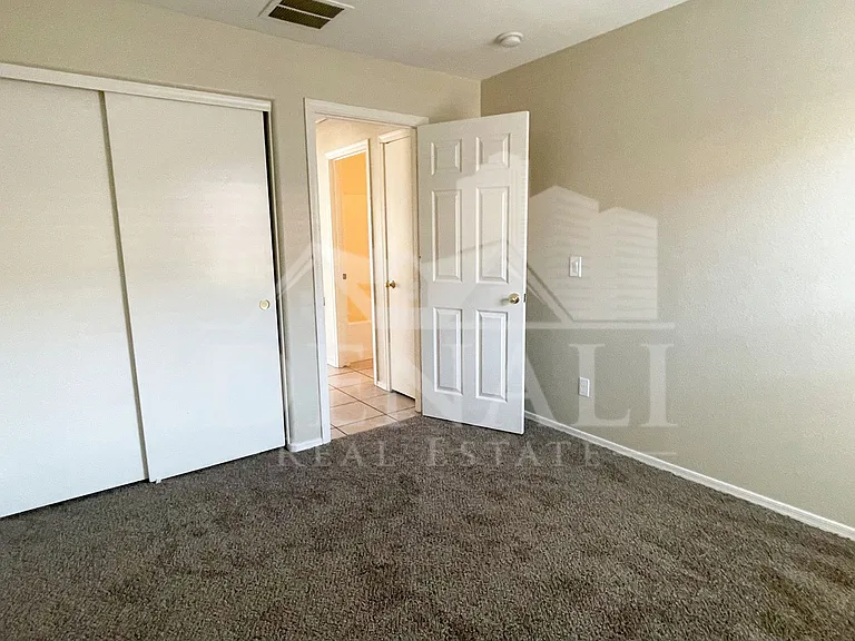 7220 S 55th Dr — Photo 15