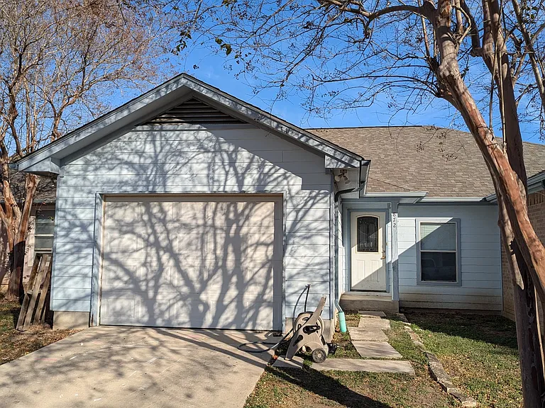 872 Lakeview Dr — Photo 2
