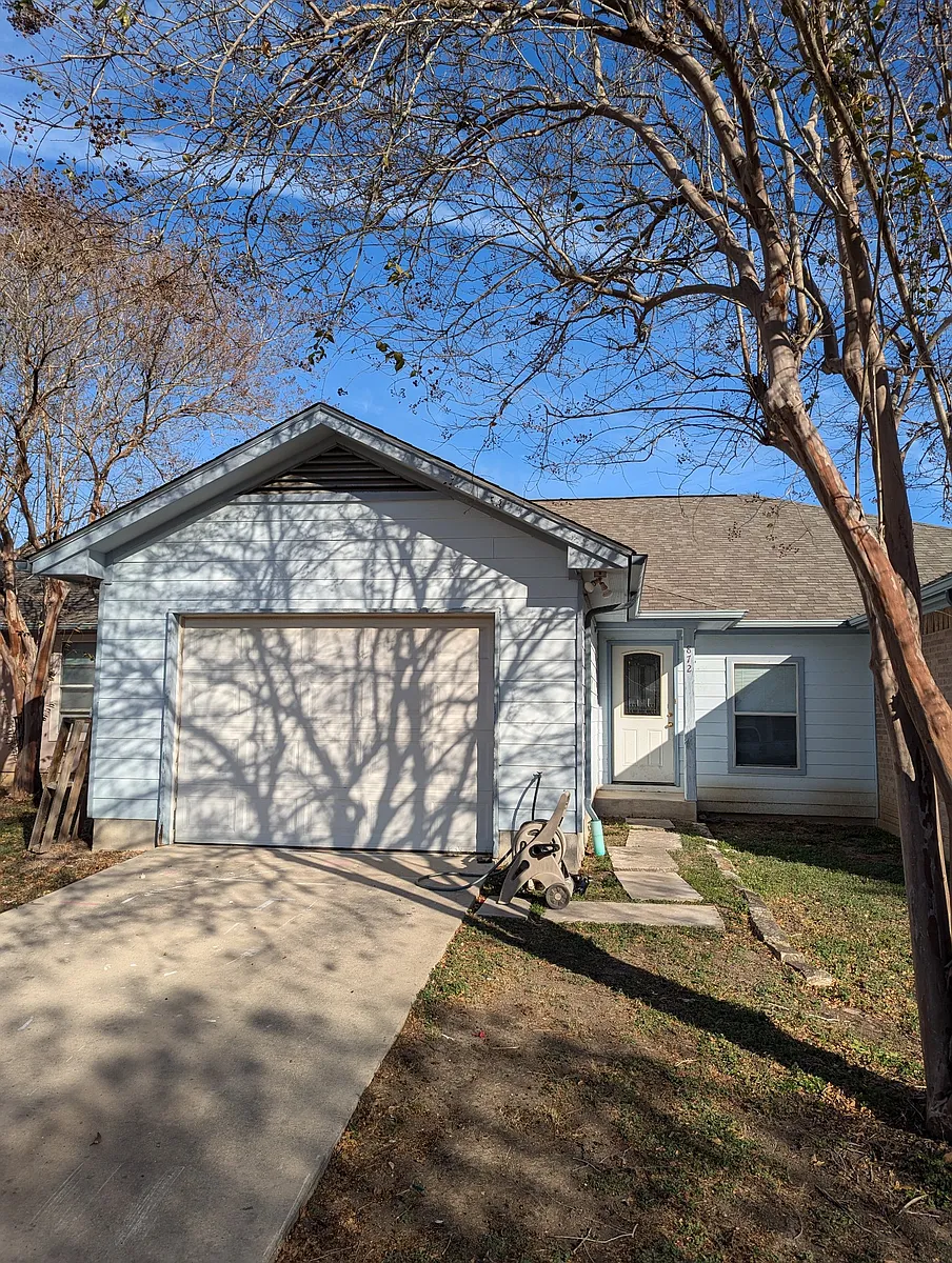 Building Photo - 872 Lakeview Dr