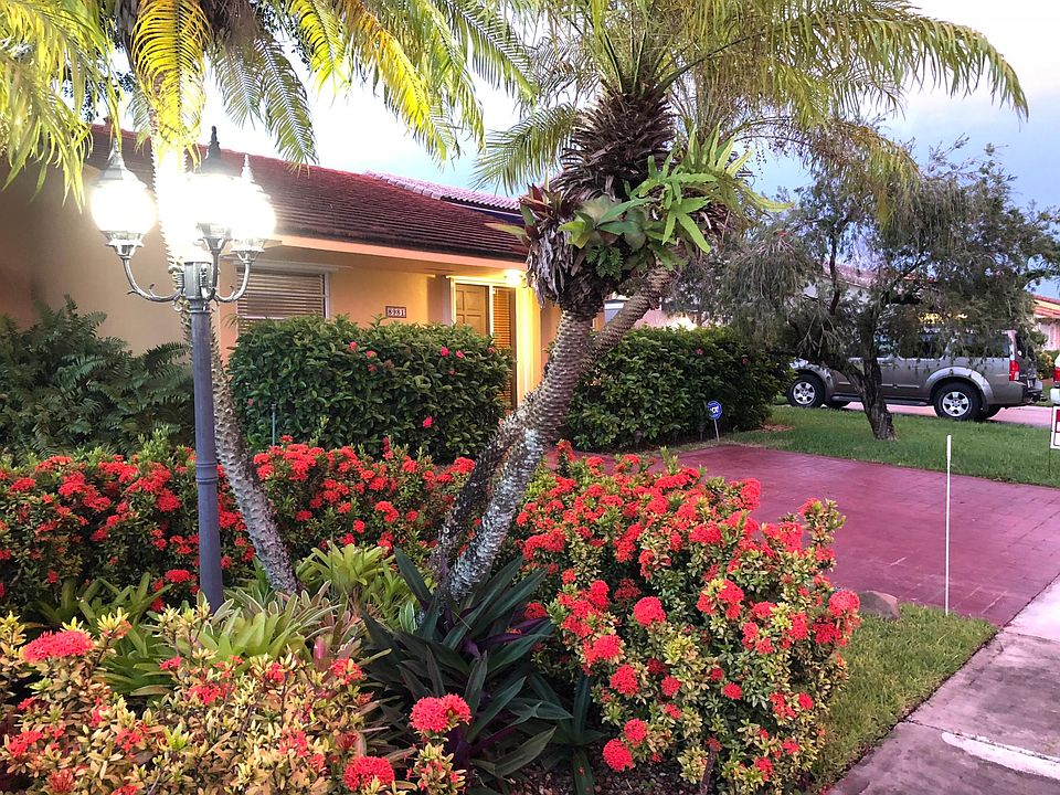 Front view of property.