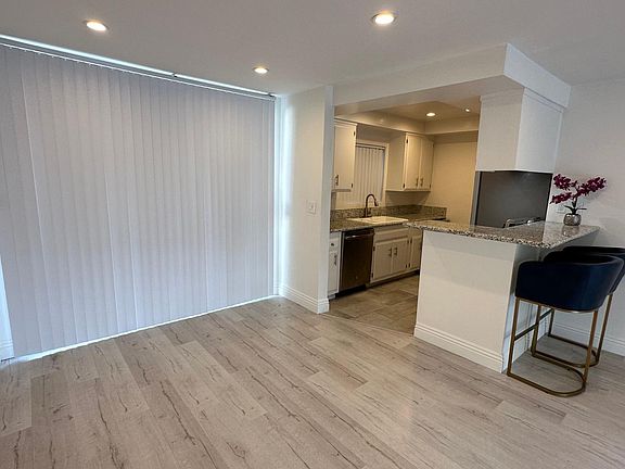 4th image of 1728 Montana Ave #22