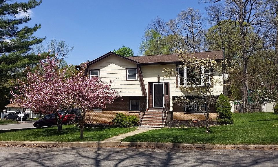 Great loc + flowering trees