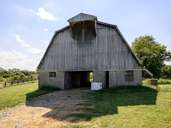 3rd image of 472 Patton Spur