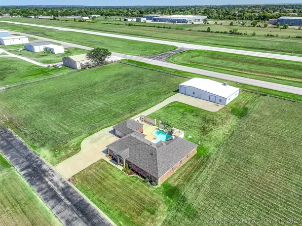 1709 S Sky St, Skiatook, OK 74070