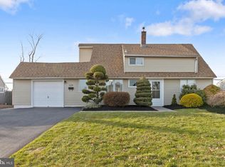 129 Goldengate Rd, Levittown, PA 19057