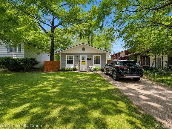 2nd image of 2716 Sinclair Ave