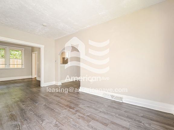 735979_003_living_room_4.jpg