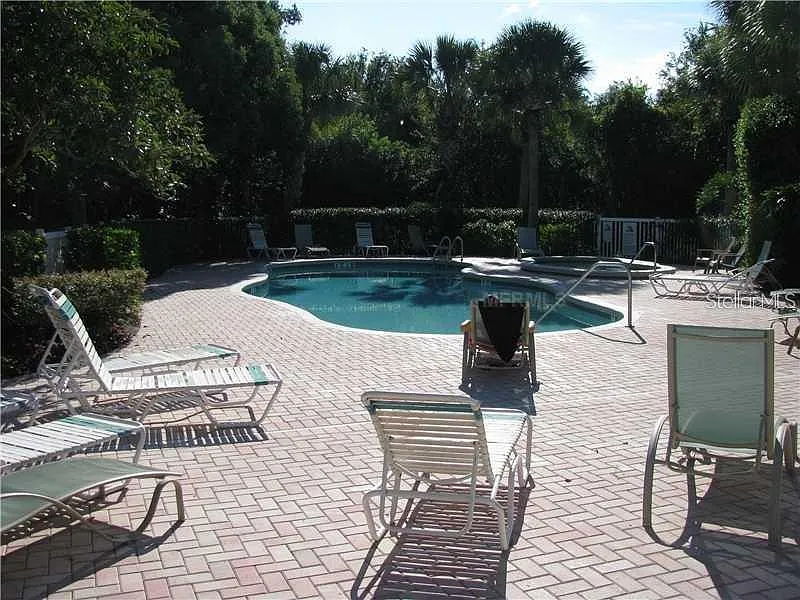 3 bed, 2.0 bath, 1724 sqft, $2,300 — Photo 3