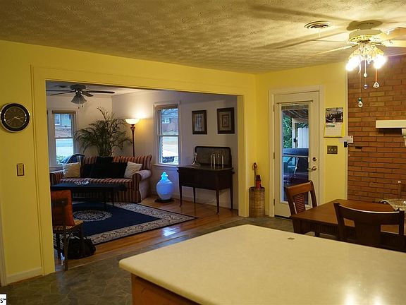 5th image of 10 Sylvania Dr