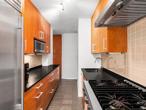 5th image of 1175 York Ave Penthouse B5