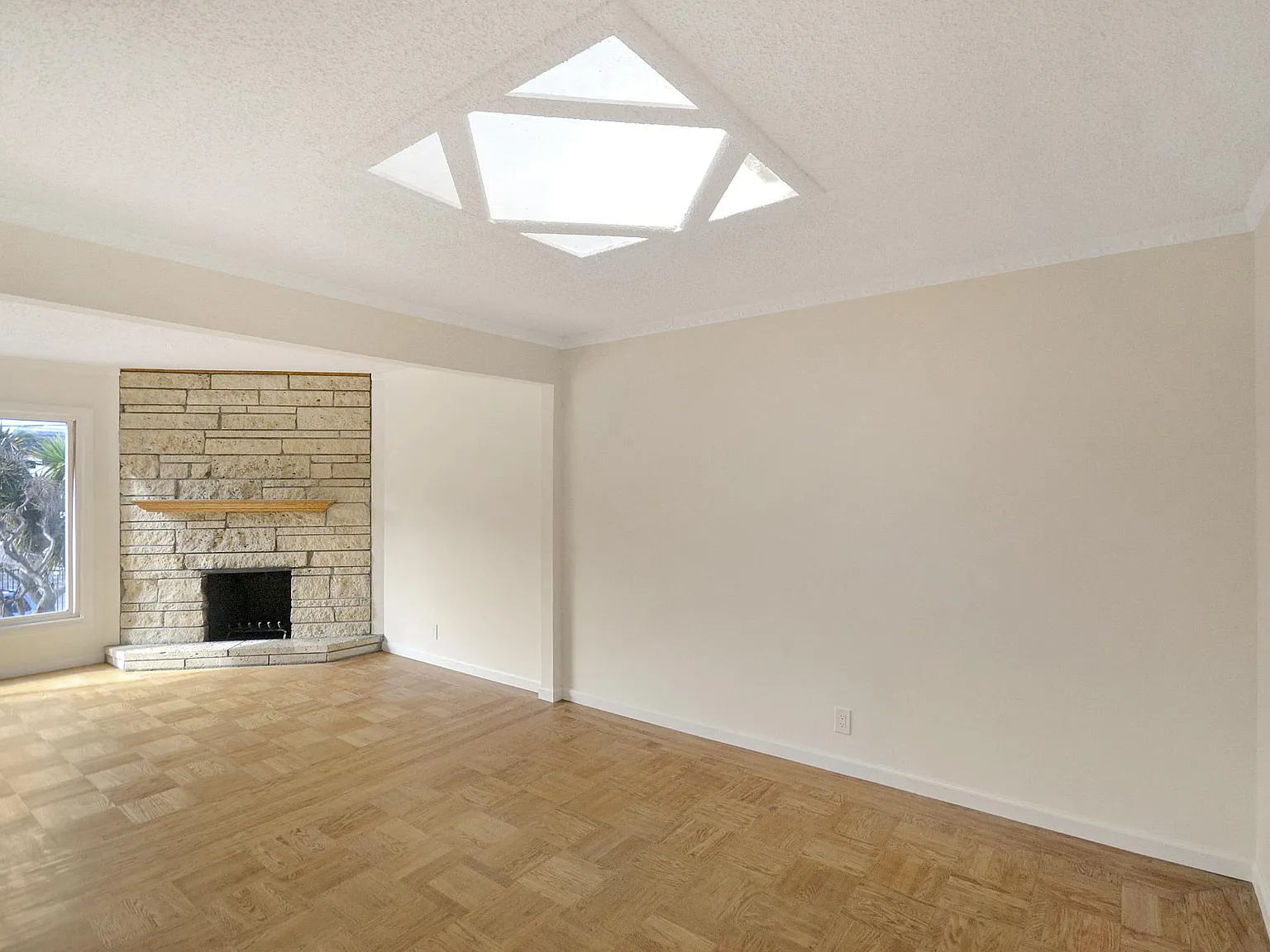 3 bed, 1340 sqft, $4,200 — Photo 4