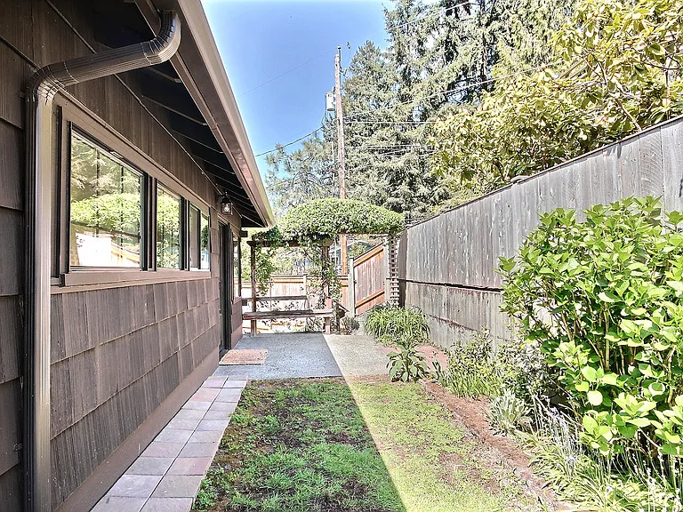 10609 SE 32nd St — Photo 15