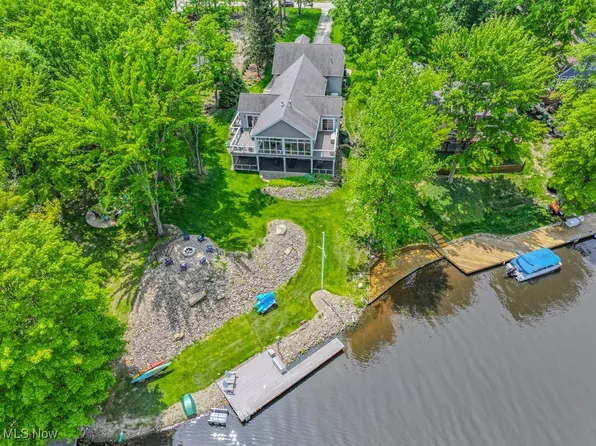 1560 Lake Crest Dr, Roaming Shores, OH 44084
