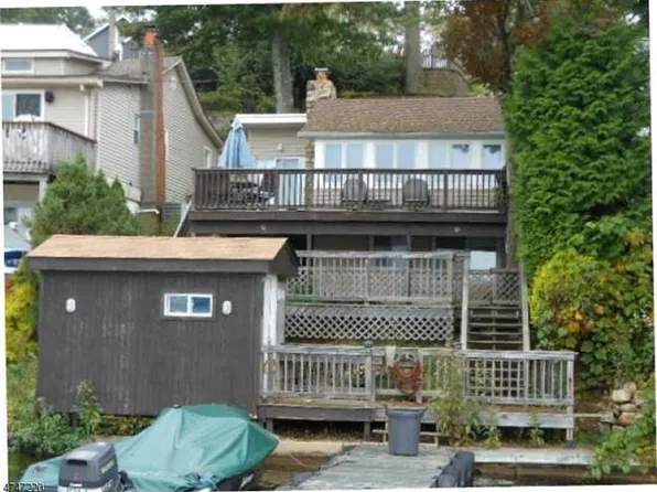 98 Randolph Ave, Hopatcong, NJ 07843