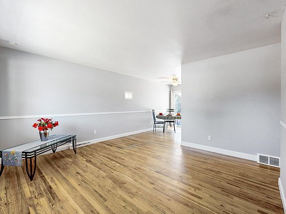 5th image of 980 Elbert St