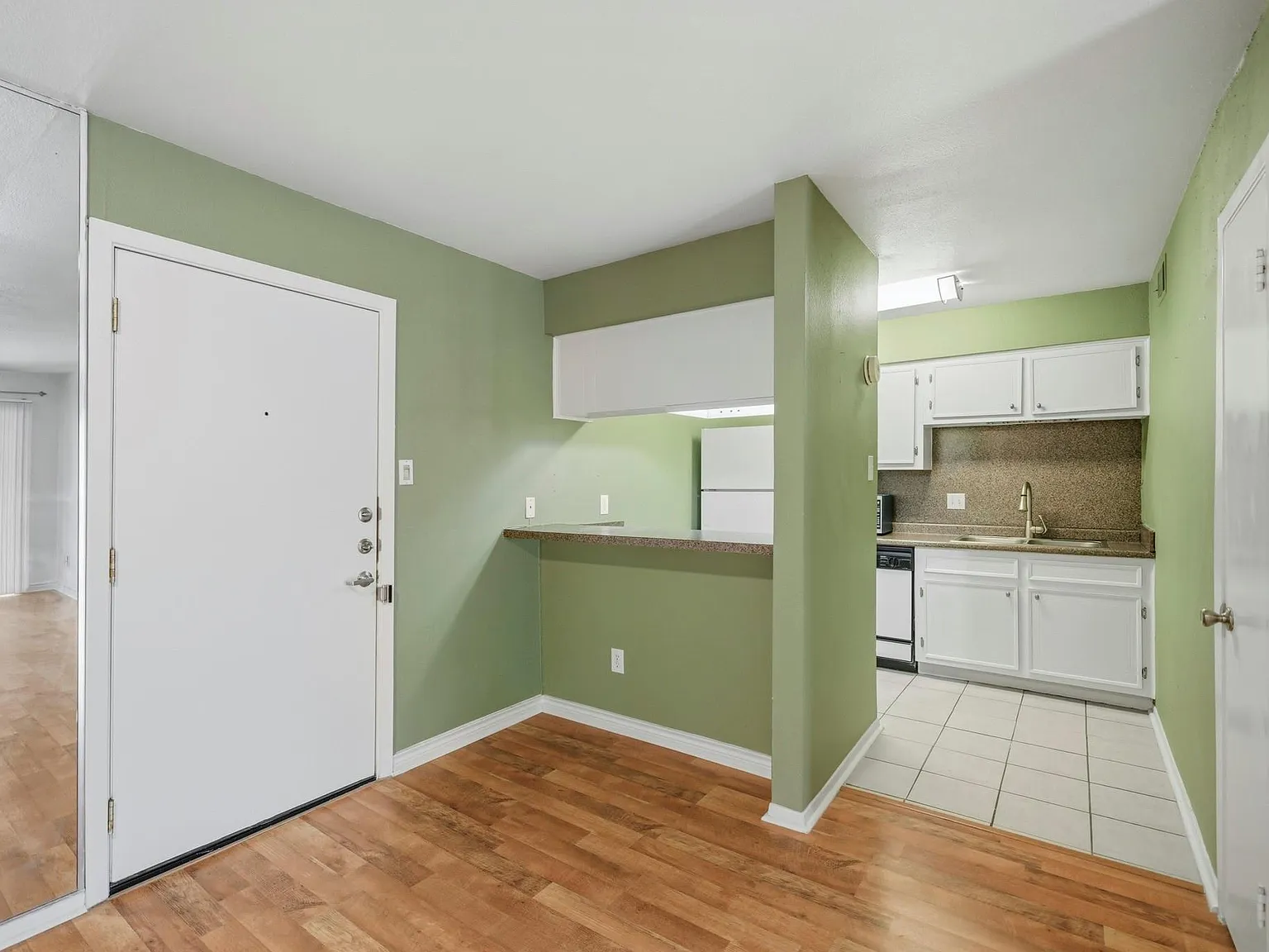 1 bed, 1.0 bath, 563 sqft, $1,300 — Photo 4