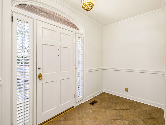 5th image of 961 Club Ln