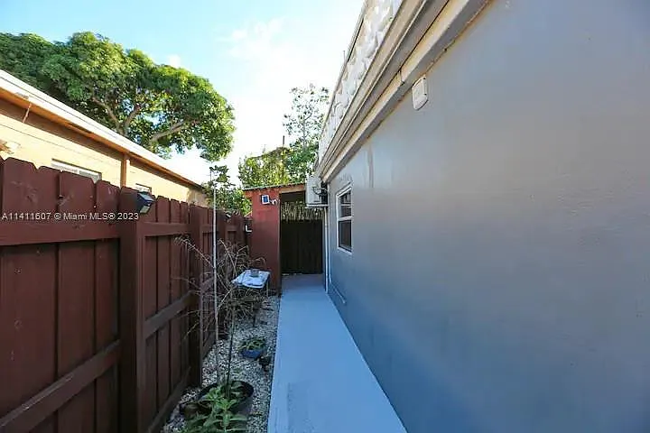 1100 NE 1st Ave #C — Photo 11