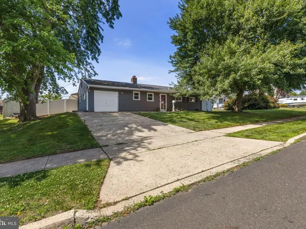49 Meadow Ln, Levittown, PA 19054