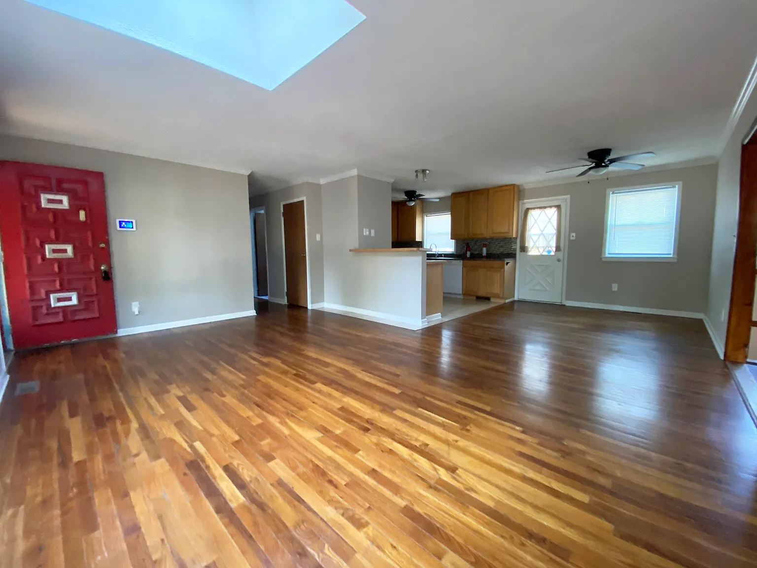 3 bed, 2400 sqft, $3,300 — Photo 4