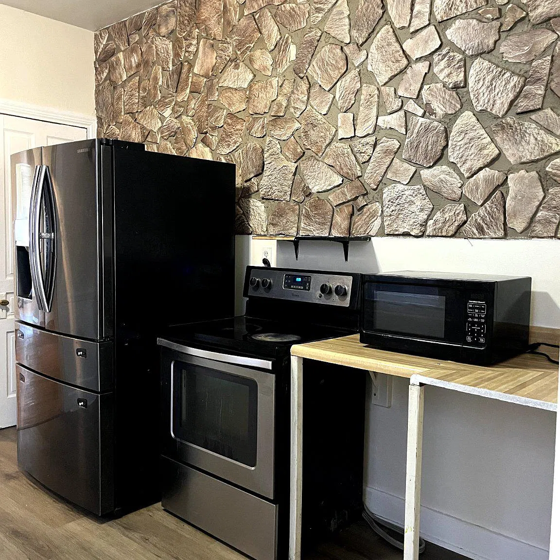 1 bed, 1.0 bath, 1752 sqft, $900 — Photo 2