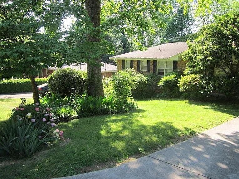 Front yard nicely landscaped