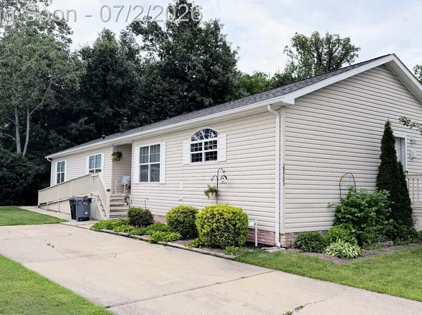 29703 Vinewood Ln, Gibraltar, MI 48173