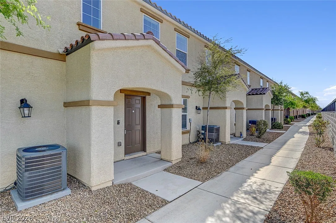 4 bed, 2.5 bath, 1909 sqft, $1,995 — Photo 2