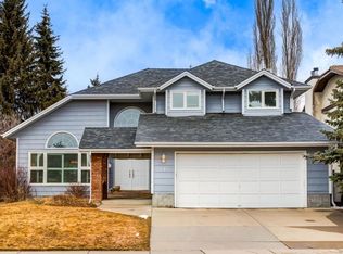 51 SE Woodacres Cres SW, Calgary, AB T2W 4V5