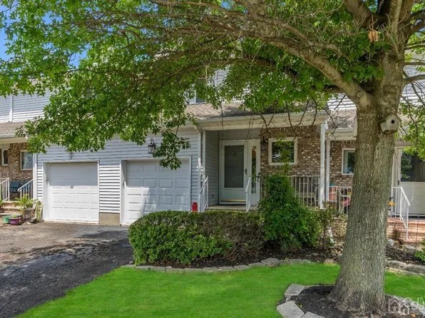 14 Forest Garden Dr, Matawan, NJ 07747