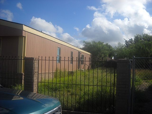 2nd image of 2512 Robert Ln