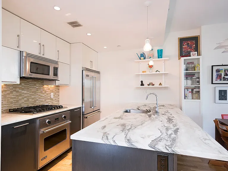 400 4th Ave #10L — Photo 2