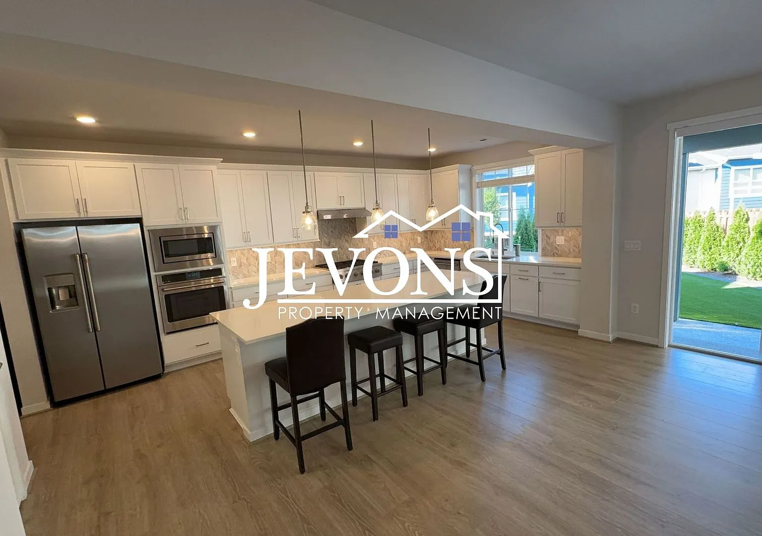 Newly Built 5BR/3BA Issaquah Highlands Home 2-Car Garage & W/D Included — Photo 1