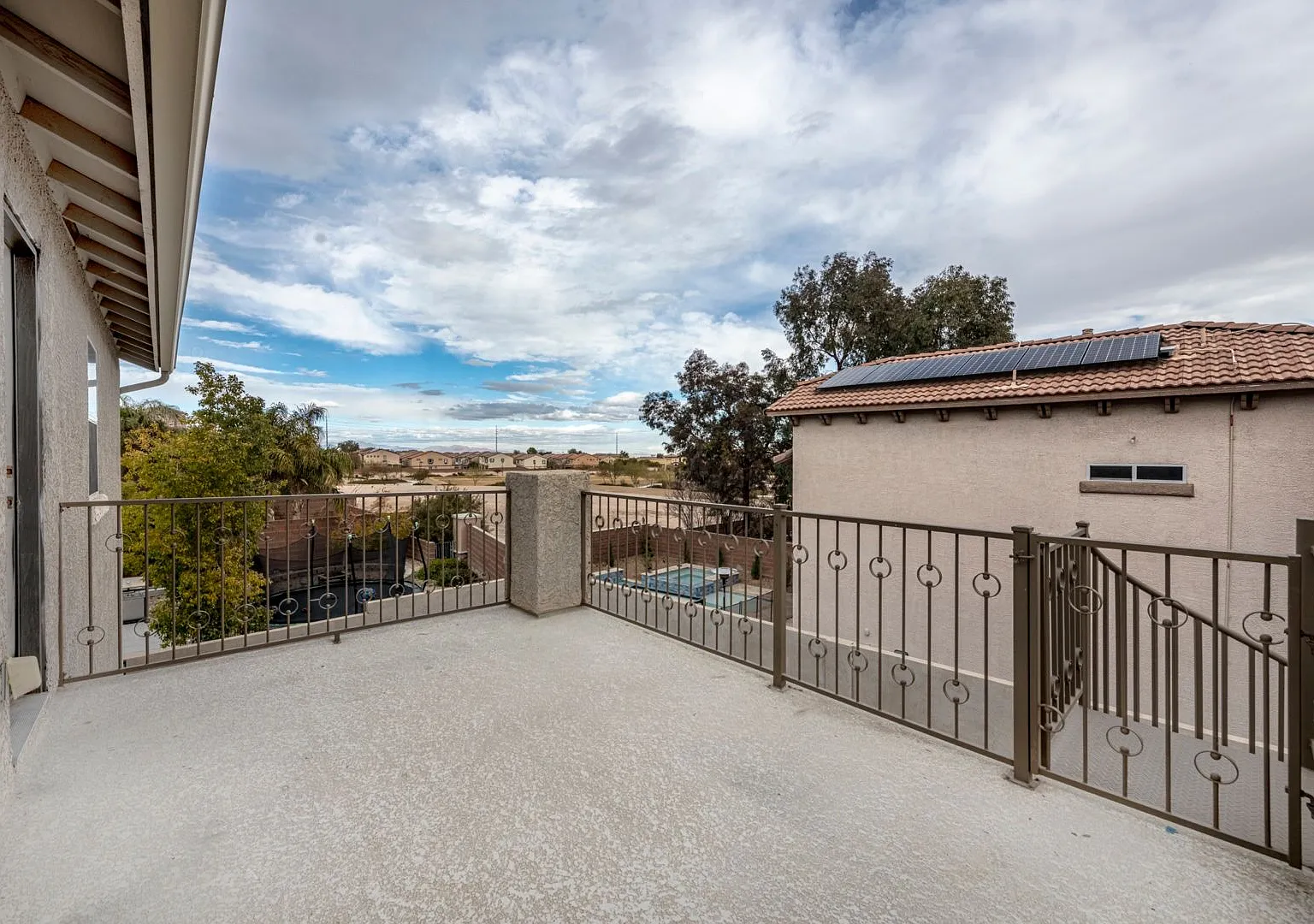 Large Beautiful Home — Photo 2