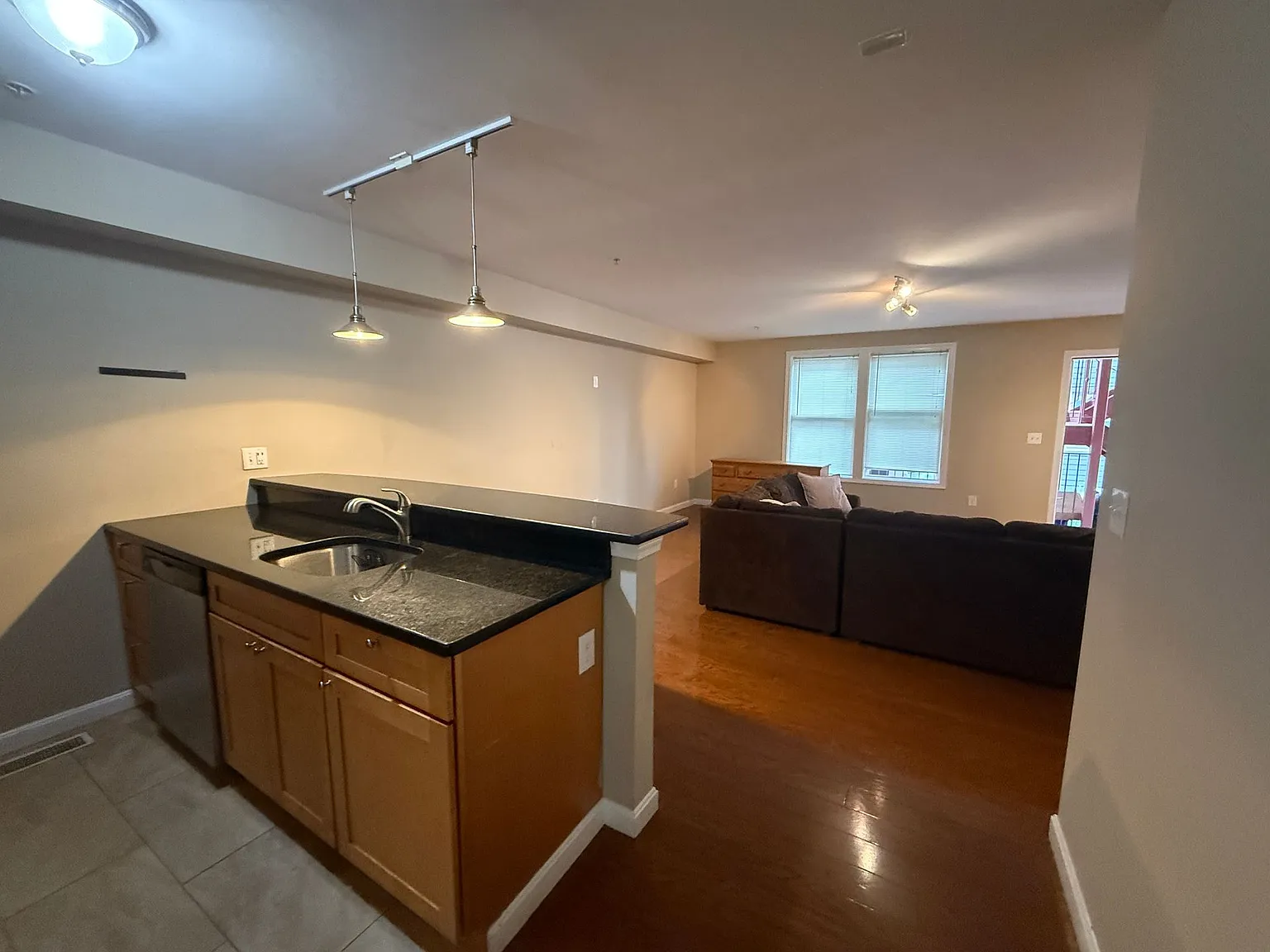 3 bed, 1655 sqft, $3,900 — Photo 3