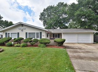 20 Hawthorne Dr, North Aurora, IL 60542