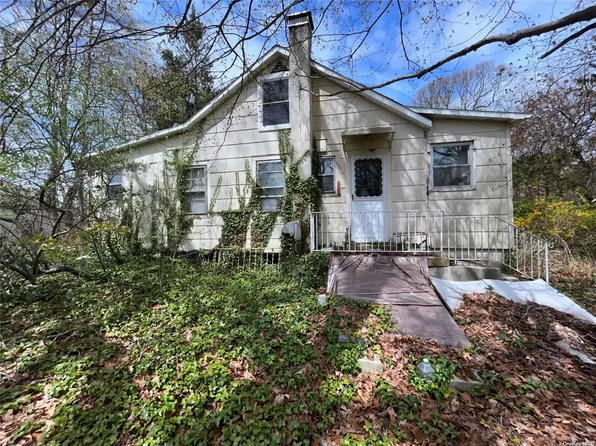 36 Kensington Avenue, Selden, NY 11784