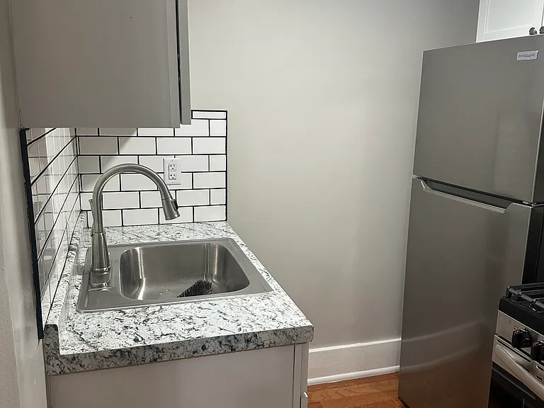 149 Vernon Ave #3 — Photo 4