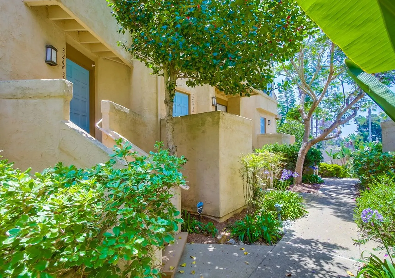 Spacious La Jolla Townhome in Desirable Woodlands South Community — Photo 3