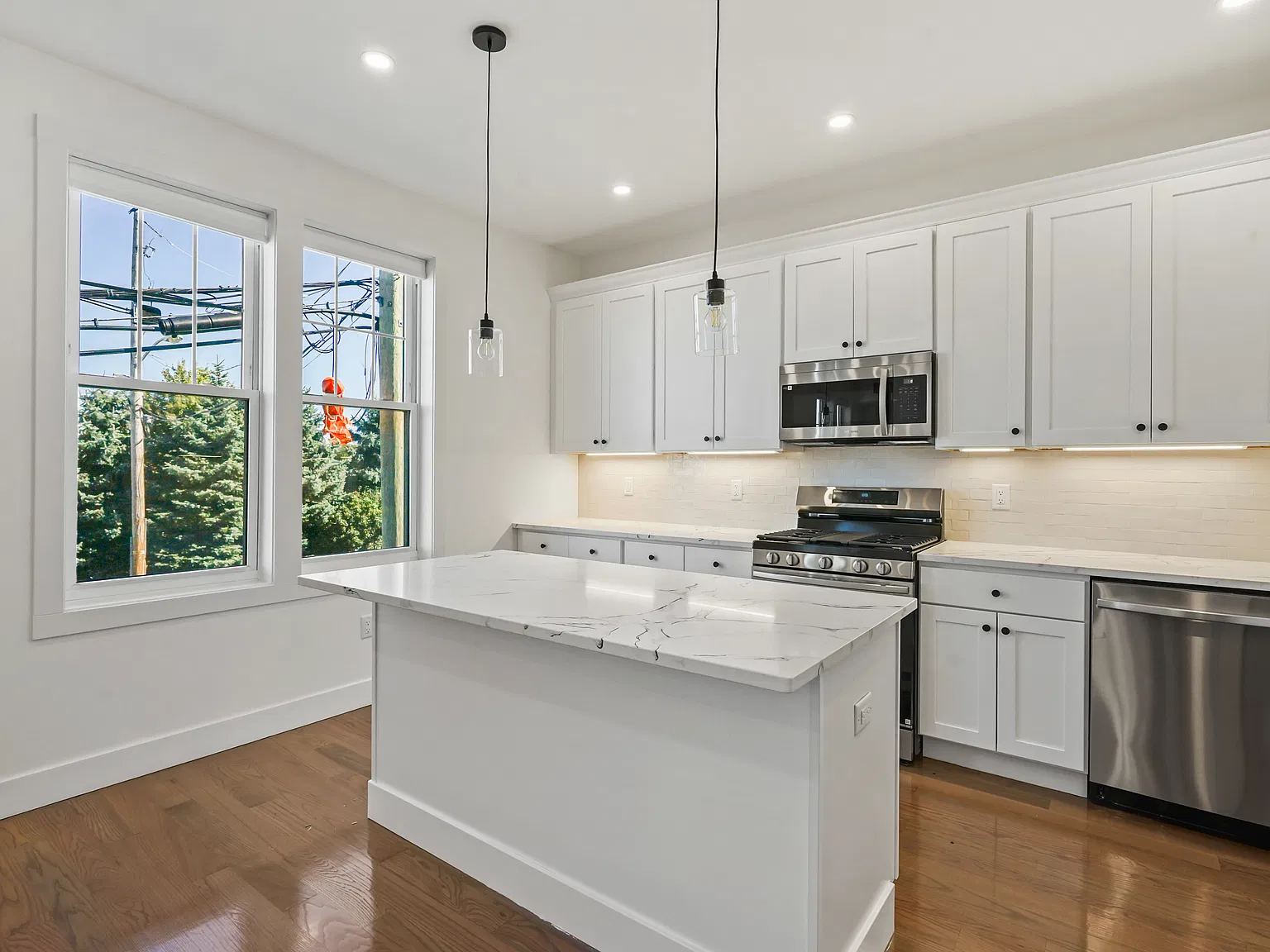 24 Broad St — Photo 2