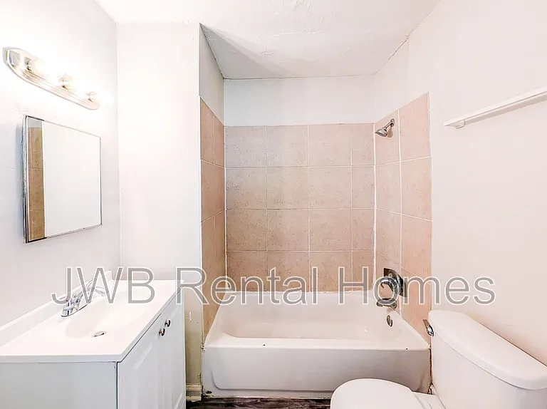 347 W 23rd St — Photo 7