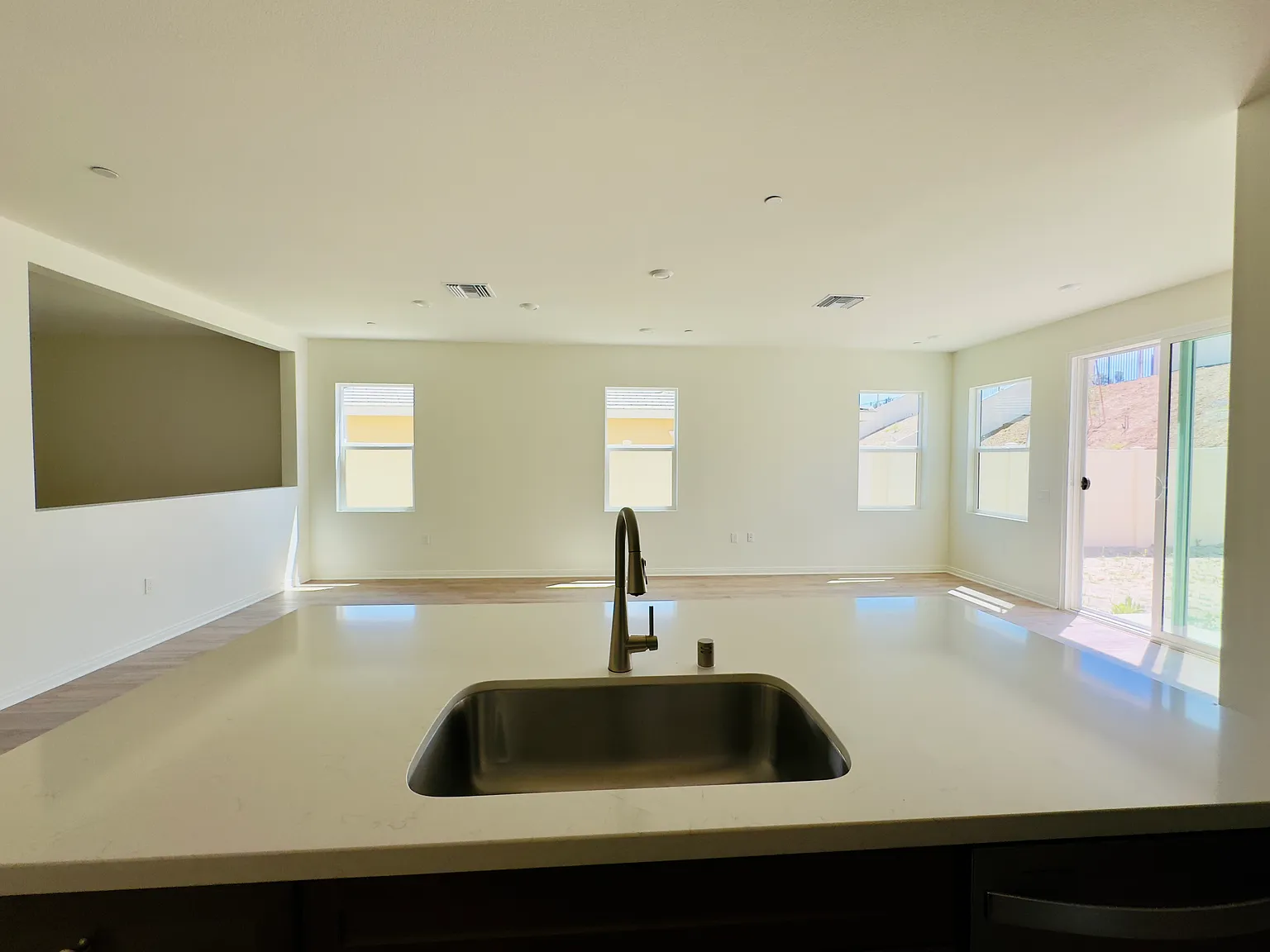 4 bed, 1840 sqft, $3,200 — Photo 2