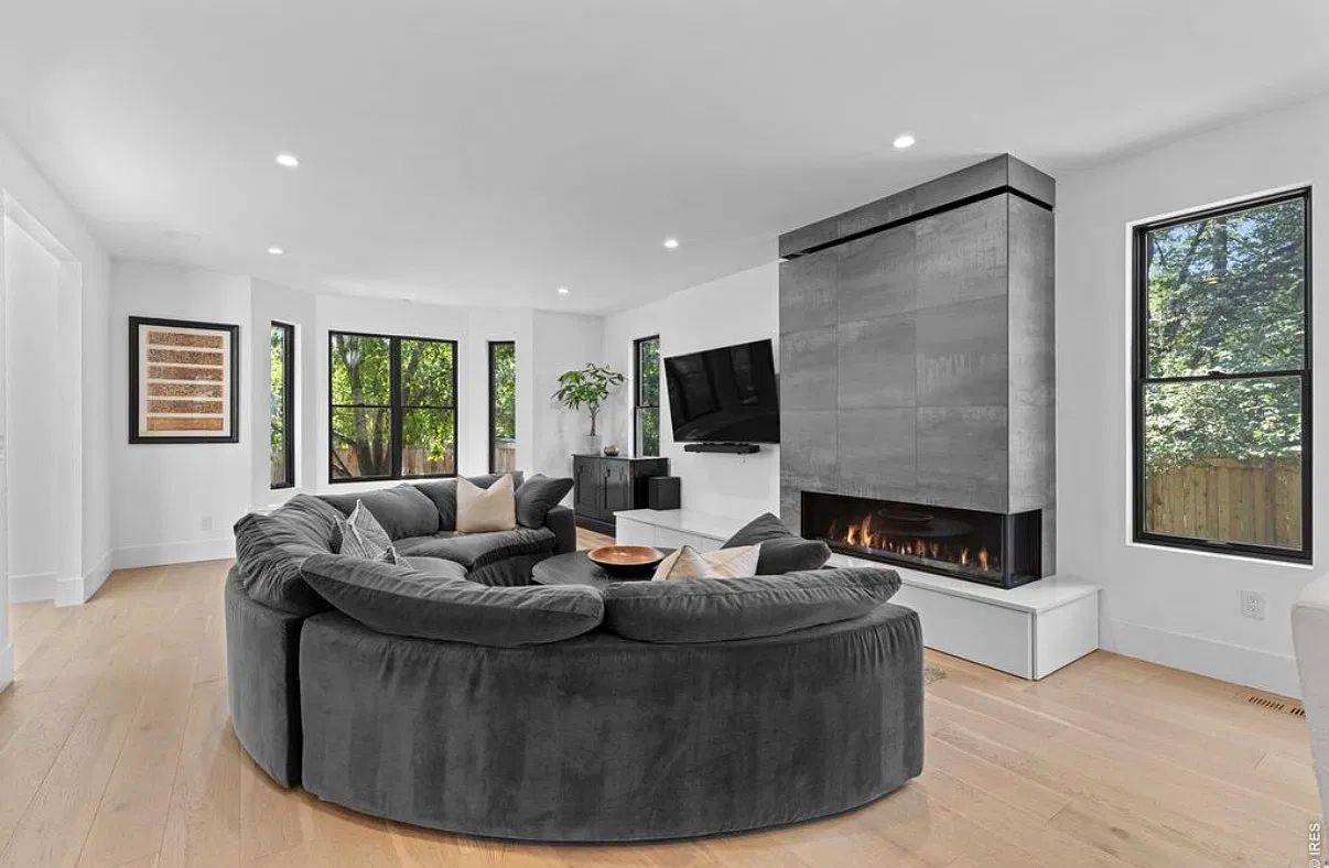 5 bed, 5600 sqft, $25,000 — Photo 2