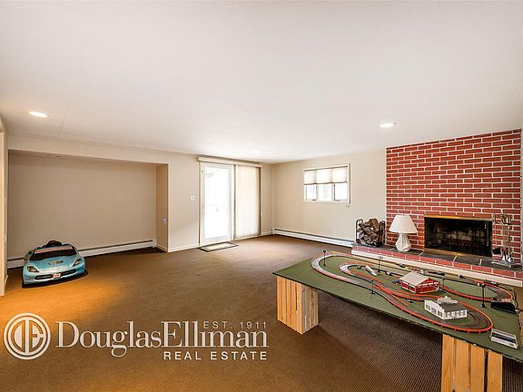 5th image of 211 Lagoon Dr W