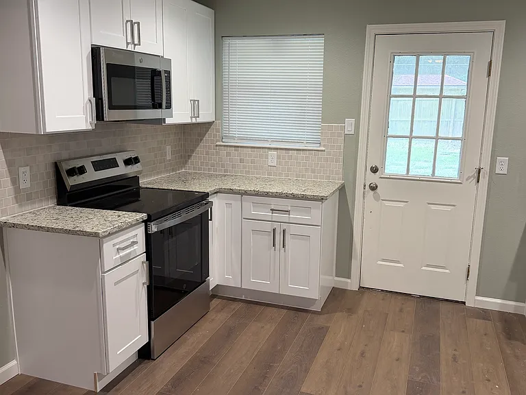 1605 Marguerite Ln — Photo 3